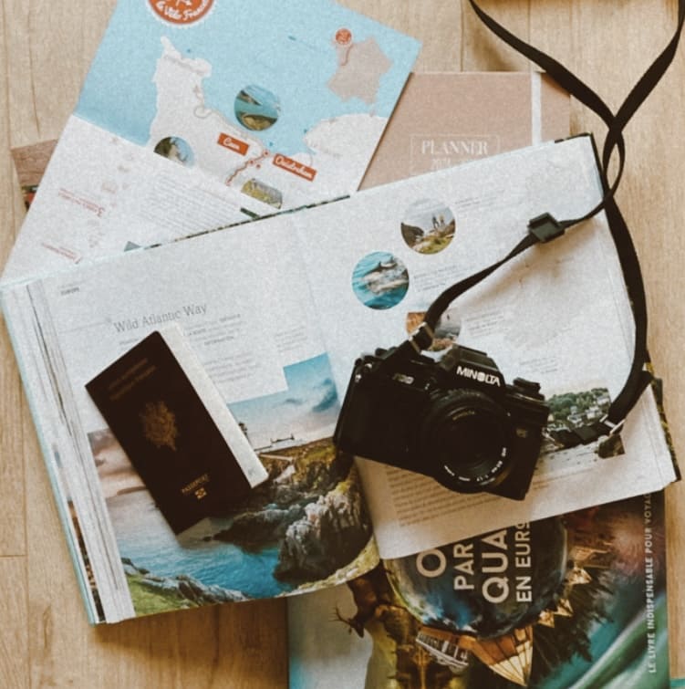 travel-planner-illustre appareil-photo-livre-guide-voyage-passeport-carte