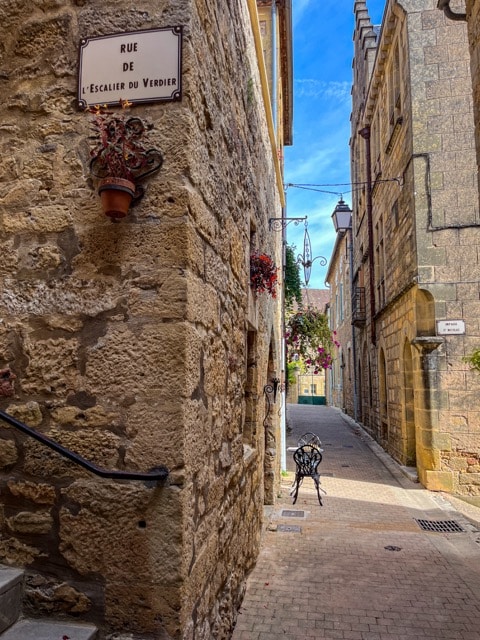 Belves-charmante-ruelle-table-chaise-fleur-dordogne