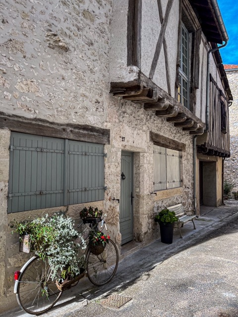 Issigeac-velo-devant-
maison-collombages