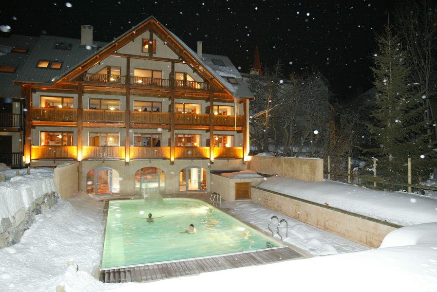hotel-piscine-neige-nuit