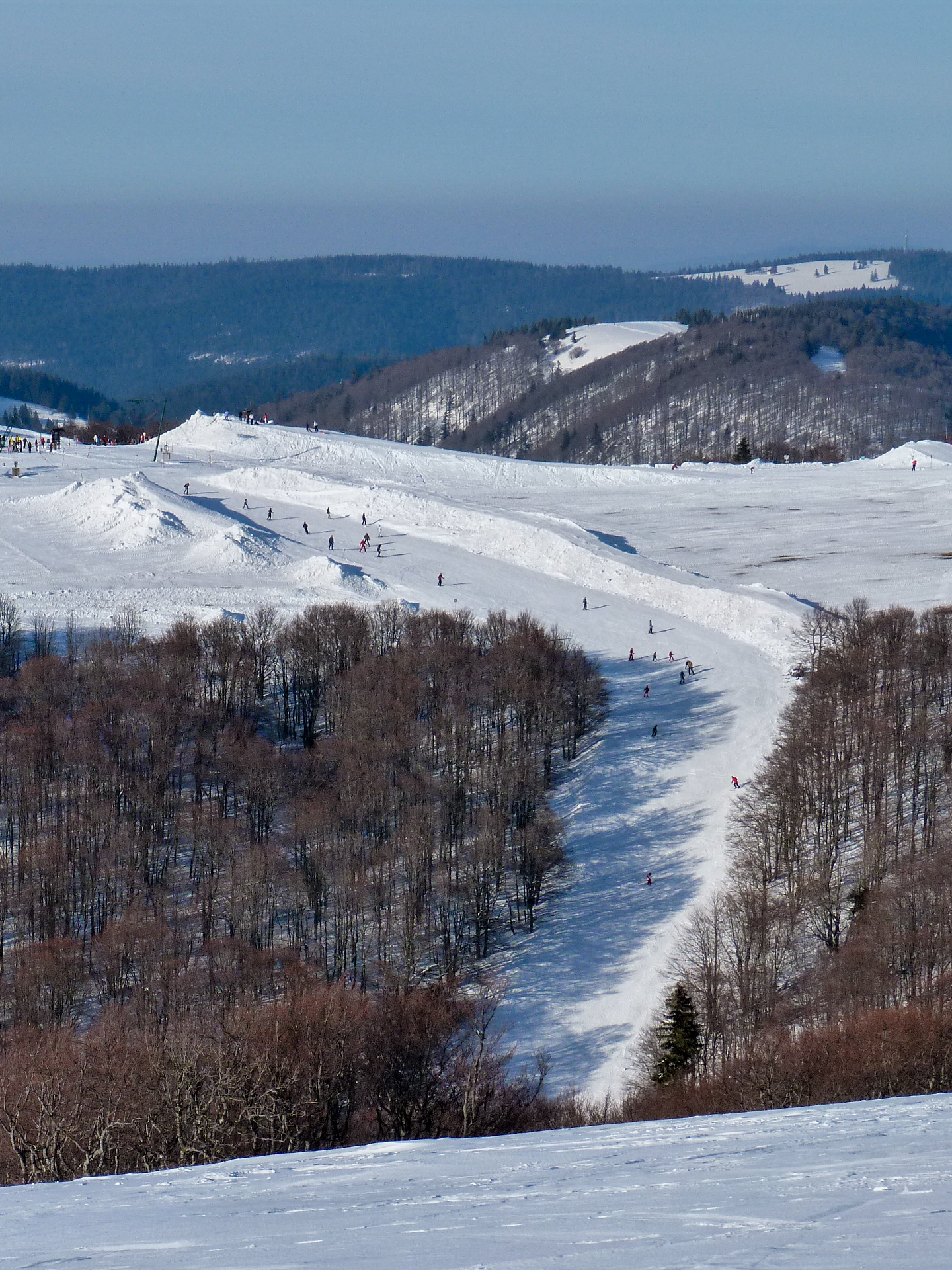 station-neige-montagne-skieur