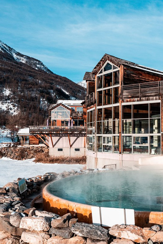 station-thermale-bain-exterieur-montagne-neige