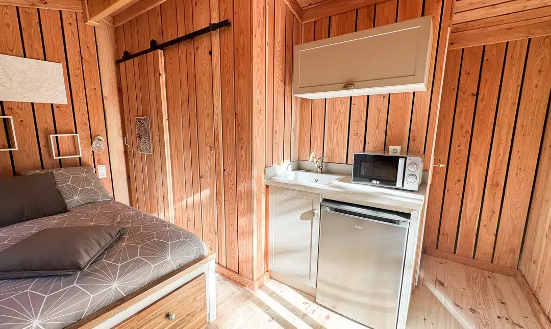 cabane-insolite-dordogne-24-espace-cuisine chambre-cabane
